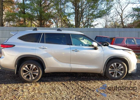2022 Toyota Highlander Xle z USA, uszkodzony, nr VIN 5TDGZRBH2NS568220